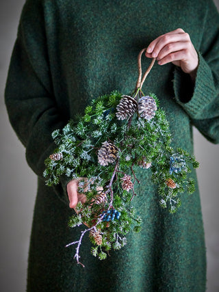 NORDIC.CHRISTMAS - Glitter cedar hanging deco with cones