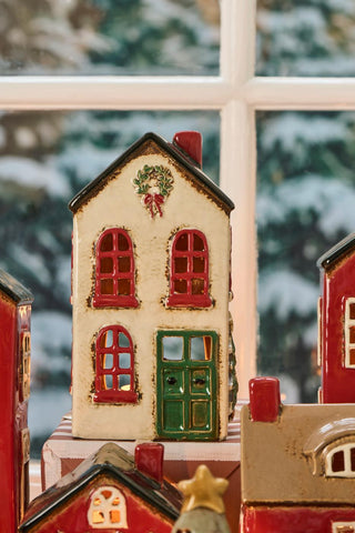 NORDIC.CHRISTMAS - Ceramic house with green door and wreath in top