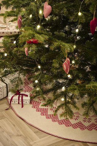 Christmas tree rug natural with red pattern and border stitching