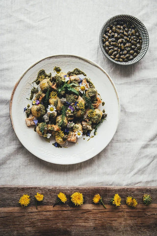NORDIC.CHRISTMAS - Flowers On A Plate