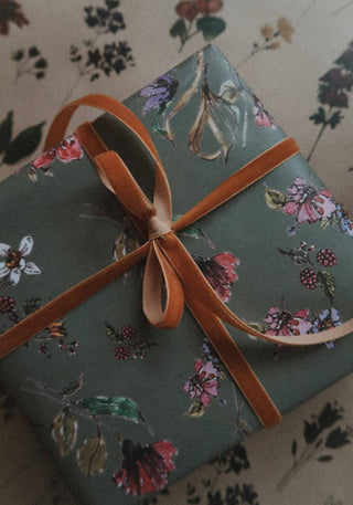 NORDIC.CHRISTMAS - Flowers on dark grey gift wrapping paper