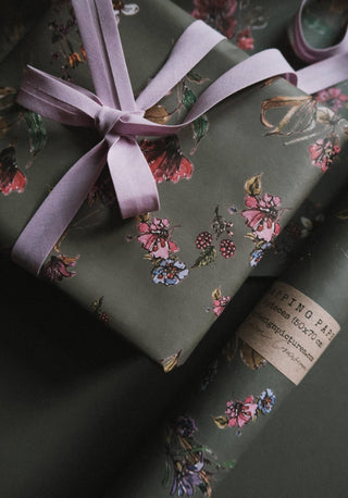 NORDIC.CHRISTMAS - Flowers on dark grey gift wrapping paper