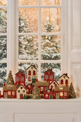 NORDIC.CHRISTMAS - Ceramic house with Christmas tree in front of house
