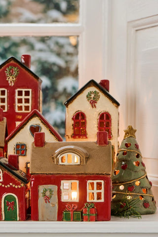 NORDIC.CHRISTMAS - Ceramic house with door wreath and presents