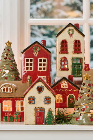 NORDIC.CHRISTMAS - Ceramic house with red roof and Christmas tree in front of house