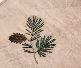NORDIC.CHRISTMAS - Maileg Embroidered linen napkin - Pine cone