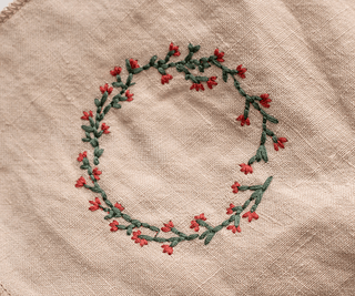 NORDIC.CHRISTMAS - Maileg Embroidered linen napkin - Wreath